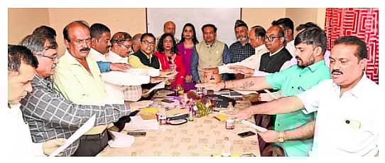 <div class="paragraphs"><p>ಮೈಸೂರಿನಲ್ಲಿ ನಡೆದ ಅಖಿಲ ಭಾರತ ಪ್ರಾಚೀನ ದೇಗುಲಗಳ ಪುನರುಜ್ಜೀವನ ಟ್ರಸ್ಟ್‌ನ ಪದಗ್ರಹಣ ಕಾರ್ಯಕ್ರಮದಲ್ಲಿ ಪದಾಧಿಕಾರಿಗಳಿಗೆ ಸಂಸ್ಥೆಯ ಸಂಸ್ಥಾಪಕ ಅಧ್ಯಕ್ಷ ರವಿಕುಮಾರ್ ಜೈನ್ ಪ್ರಮಾಣ ವಚನ ಬೋಧಿಸಿದರು</p></div>