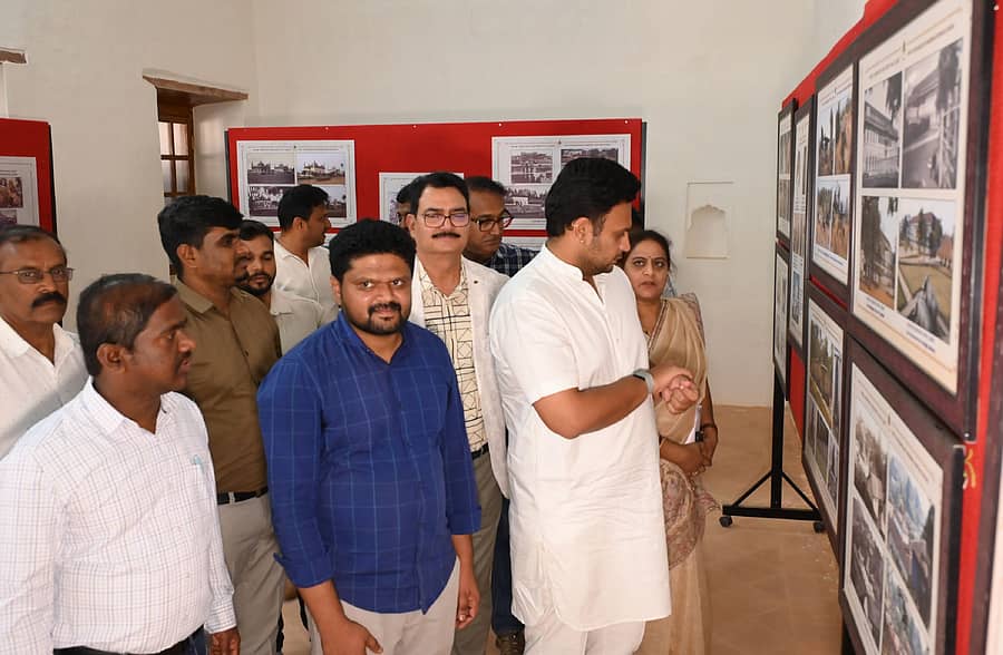 ಪ್ರದರ್ಶನ ಉದ್ಘಾಟಿಸಿದ ಸಂಸದ ಯದುವೀರ ಕೃಷ್ಣದತ್ತ ಚಾಮರಾಜ ಒಡೆಯರ್ ಅವರು ಅಪರೂಪದ ಛಾಯಾಚಿತ್ರಗಳನ್ನು ವೀಕ್ಷಿಸಿದರು