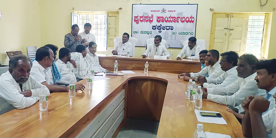 ಕಕ್ಕೇರಾ ಪಟ್ಟಣದ ಪುರಸಭೆ ಕಾರ್ಯಾಲಯದಲ್ಲಿ ಪುರಸಭೆ ಅಧ್ಯಕ್ಷ ಸಣ್ಣ ಅಯ್ಯಾಳಪ್ಪ ಬಡಿಗೇರ ಅಧ್ಯಕ್ಷತೆಯಲ್ಲಿ ಮಂಗಳವಾರ ತುರ್ತು ಸರ್ವ ಸದಸ್ಯರ ಸಭೆ ಜರುಗಿತು