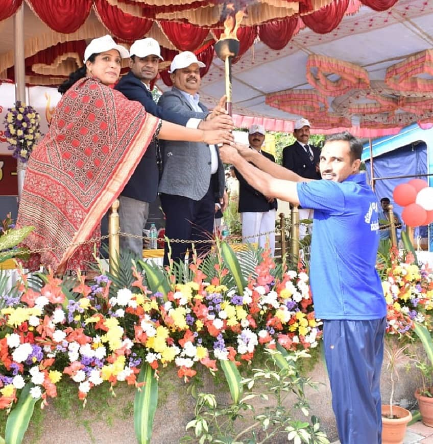 ಕೋಲಾರದಲ್ಲಿ ಬುಧವಾರ ಆರಂಭವಾದ ಜಿಲ್ಲಾ ಪೊಲೀಸರ ವಾರ್ಷಿಕ ಕ್ರೀಡಾಕೂಟದಲ್ಲಿ ಜಿಲ್ಲಾಧಿಕಾರಿ ಎಂ.ಆರ್.ರವಿ ಕ್ರೀಡಾಪಟುವಿನಿಂದ ಕ್ರೀಡಾಜ್ಯೋತಿ ಸ್ವೀಕರಿಸಿದರು. ಎಸ್ಪಿ ನಿಖಿಲ್ ಬಿ., ಡಿಸಿಎಫ್ ಸರೀನಾ ಸಿಕ್ಕಲಿಗಾರ್ ಪಾಲ್ಗೊಂಡಿದ್ದರು