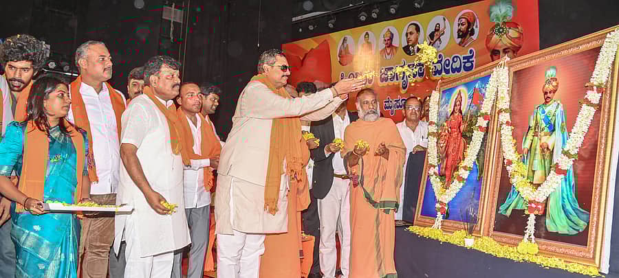 <div class="paragraphs"><p>ಕಲಾಮಂದಿರದಲ್ಲಿ ಬುಧವಾರ ನಡೆದ ಕಾರ್ಯಕ್ರಮದಲ್ಲಿ ಭಾರತಾಂಬೆ ಹಾಗೂ ನಾಲ್ವಡಿ ಕೃಷ್ಣರಾಜ ಒಡೆಯರ್ ಭಾವಚಿತ್ರಕ್ಕೆ ಶಾಸಕ ಬಸನಗೌಡ ಪಾಟೀಲ ಯತ್ನಾಳ ಪುಷ್ಪನಮನ ಸಲ್ಲಿಸಿದರು. ಭಾಷ್ಯಂ ಸ್ವಾಮೀಜಿ, ಶ್ರೀನಿವಾಸನ್ ಗುರೂಜಿ, ಮಲ್ಲೇಶ್, ಎಂ. ಮಂಜುನಾಥ್, ಎಂ.ಡಿ. ಹರೀಶ್ ಕುಮಾರ್ ಹೆಗಡೆ, ಎಚ್.ಎನ್.ವೆಂಕಟೇಶ್ ಜೊತೆಗಿದ್ದರು</p></div>