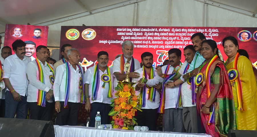 ಹುಣಸೂರು ನಗರದ ಮುನೇಶ್ವರ ಕಾವಲ್ ಮೈದಾನದಲ್ಲಿ ಬುಧವಾರ ನಡೆದ 72ನೇ ಅಖಿಲ ಭಾರತ ಸಹಕಾರ ಸಪ್ತಾಹ ಕಾರ್ಯಕ್ರಮವನ್ನು ಕ್ಷೇತ್ರದ ಶಾಸಕ ಮತ್ತು ಅಪೆಕ್ಸ್ ಬ್ಯಾಂಕ್ ಉಪಾಧ್ಯಕ್ಷ ಜಿ.ಡಿ.ಹರೀಶ್ ಗೌಡ ಮತ್ತು ಮೈಮುಲ್ ಅಧ್ಯಕ್ಷ ಈರೇಗೌಡ ಹಾಗೂ ಗಣ್ಯರು ಉದ್ಘಾಟಿಸಿದರು