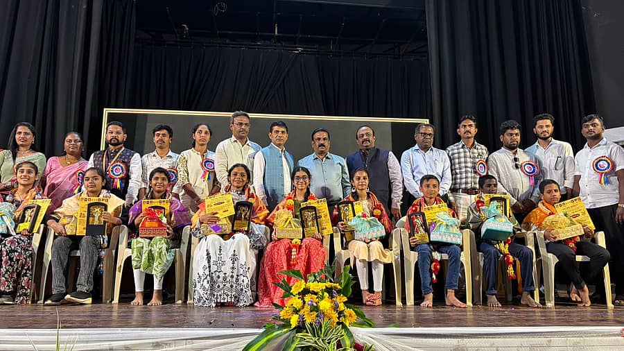 ಬಾಲಭವನದಲ್ಲಿ ಬುಧವಾರ ಆಯೋಜಿಸಿದ್ದ ಕಾರ್ಯಕ್ರಮದಲ್ಲಿ ಮಕ್ಕಳಿಗೆ ಕಲಾಶ್ರೀ ಪ್ರಶಸ್ತಿ ನೀಡಿ ಗೌರವಿಸಲಾಯಿತು. ಕೆ.ವಿ. ಪ್ರಭಾಕರ್, ಬಾಲ ಭವನದ ಅಧ್ಯಕ್ಷ ಬಿ.ಆರ್.ನಾಯ್ಡು ಉಪಸ್ಥಿತರಿದ್ದರು