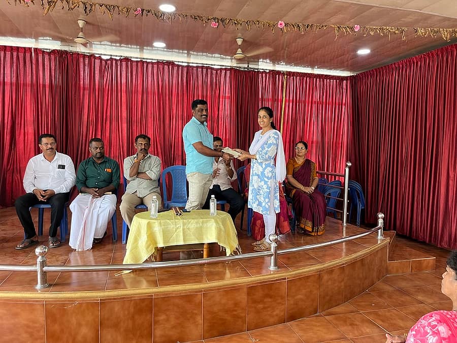 19ಯುಪಿಡಿ-1: ಉಪ್ಪಿನಂಗಡಿ ಸಹಕಾರಿ ಸಂಘದಲ್ಲಿ ಸಹಕಾರಿ ಸಪ್ತಾಹದಲ್ಲಿ ವಿದ್ಯಾಥರ್ಿಗಳಿಗೆ "ವಿದ್ಯಾಶ್ರೀ" ಪ್ರೋತ್ಸಾಹ ಧನ ವಿತರಿಸಲಾಯಿತು.