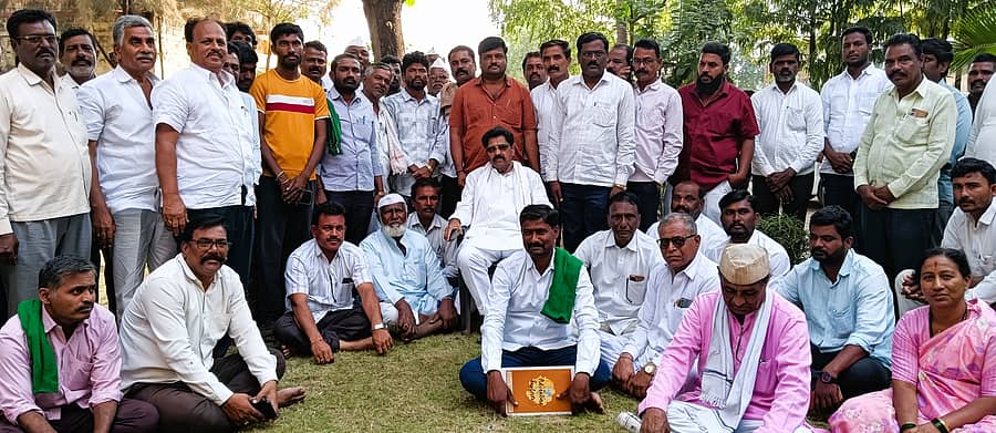 ಅಫಜಲಪುರ ಪಟ್ಟಣದ ಪ್ರವಾಸಿ ಮಂದಿರದಲ್ಲಿ ಸ್ವಾಭಿಮಾನಿ ಕಬ್ಬು ಬೆಳೆಗಾರರ ಐಕ್ಯ ಹೋರಾಟ ಸಮಿತಿಯ ಸಭೆಯಲ್ಲಿ ಮಾಜಿ ಸಚಿವ ಮಾಲೀಕಯ್ಯ ಗುತ್ತೇದಾರ ಮಾತನಾಡಿದರು