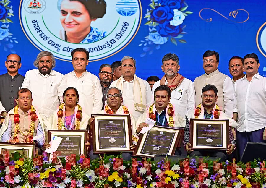<div class="paragraphs"><p> ದಾವಣಗೆರೆ ಜಿಲ್ಲಾಧಿಕಾರಿ ಜಿ. ಗಂಗಾಧರಸ್ವಾಮಿ, ಬೆಳಗಾವಿಯ ಉಕ್ಕಡದ ಮಜದೂರು ನವ ನಿರ್ಮಾಣ ಸಂಘಟನೆಯ ಶಿವಾಜಿ ಕಾಗಣಿಕರ, ಮಂಗಳೂರಿನ ಪ್ರೊ. ಜಿ.ಶ್ರೀನಿಕೇತನ್, ಬೆಂಗಳೂರಿನ ಗಣೇಶ್ ಶಂಕರ್ ಮತ್ತು ‘ಪ್ರಜಾವಾಣಿ’ಯ ಹಿರಿಯ ವರದಿಗಾರ ಆರ್. ಮಂಜುನಾಥ್ ಅವರಿಗೆ ಸಿದ್ದರಾಮಯ್ಯ ಅವರು ರಾಜ್ಯಮಟ್ಟದ ‘ಇಂದಿರಾ ಪ್ರಿಯದರ್ಶಿನಿ ಪರಿಸರ’ ಪ್ರಶಸ್ತಿ ಪ್ರದಾನ ಮಾಡಿದರು</p></div>
