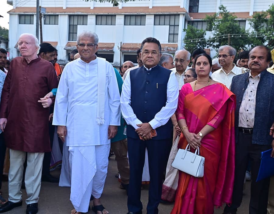 ಅತಿಥಿಗಳನ್ನು ಮೆರವಣಿಗೆಯಲ್ಲಿ ಸಭಾಭವನಕ್ಕೆ ಕರೆದೊಯ್ಯಲಾಯಿತು