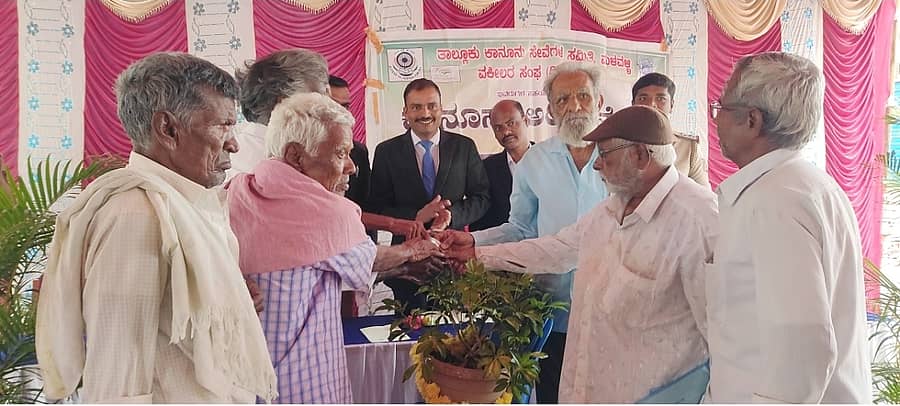 ಬೆಳಕವಾಡಿ ಗ್ರಾಮದ ಪೊಲೀಸ್ ಠಾಣೆ ಆವರಣದಲ್ಲಿ ಹಿರಿಯ ನಾಗರಿಕರ ದಿನಾಚರಣೆ ಅಂಗವಾಗಿ ಕಾನೂನು ಅರಿವು ಕಾರ್ಯಕ್ರಮವನ್ನು ಹಿರಿಯ ಸಿವಿಲ್ ನ್ಯಾಯಾಧೀಶ ಎಂ.ಮಹೇಂದ್ರ ಉದ್ಘಾಟಿಸಿದರು