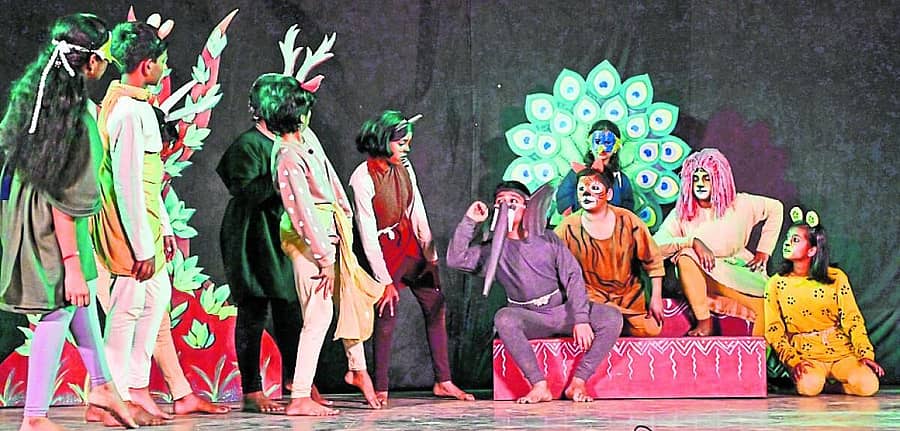 <div class="paragraphs"><p>ದಾವಣಗೆರೆಯ ಸಿದ್ದಗಂಗಾ ಶಾಲೆಯ ಬಯಲು ರಂಗಮಂದಿರದಲ್ಲಿ ಮಂಗಳವಾರ ನಡೆದ ‘ಒಂದು ಕಾಡಿನ ಕಥೆ’ ನಾಟಕ ಪ್ರದರ್ಶನದಲ್ಲಿ ವಿದ್ಯಾರ್ಥಿಗಳು ಮನೋಜ್ಞವಾಗಿ ಅಭಿನಯಿಸಿದರು –ಪ್ರಜಾವಾಣಿ ಚಿತ್ರ/ ಸತೀಶ್ ಬಡಿಗೇರ</p></div><div class="paragraphs"></div><div class="paragraphs"><p><br></p></div>