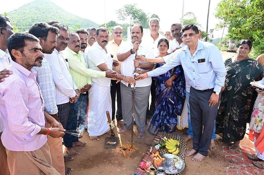 ಗುಂಡ್ಲುಪೇಟೆ ತಾಲ್ಲೂಕಿನ ಮಗುವಿನಹಳ್ಳಿ ಕಾಲೊನಿ ರಸ್ತೆ ನಿರ್ಮಾಣ ಕಾಮಗಾರಿಗೆ ಶಾಸಕ ಎಚ್.ಎಂ.ಗಣೇಶಪ್ರಸಾದ್ ಭೂಮಿ ಪೂಜೆ ನೆರವೇರಿಸಿದರು