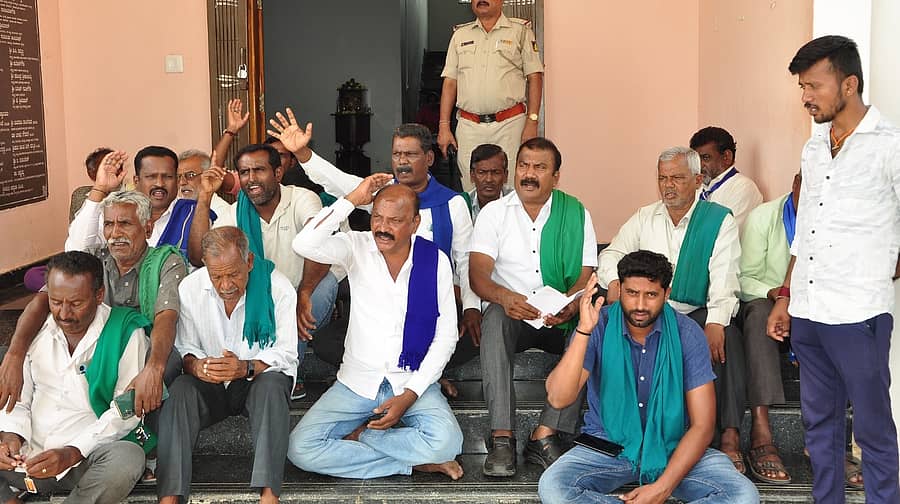 ಅಕ್ರಮ ಕಲ್ಲು ಗಣಿಗಾರಿಕೆಯಿಂದ ಶ್ರೀರಂಗಪಟ್ಟಣ ತಾಲ್ಲೂಕಿನ ಕಾಳೇನಹಳ್ಳಿ ವಿ.ಸಿ. ಸಂಪರ್ಕ ನಾಲೆ ಸುರಂಗ ಕುಸಿಯುವ ಭೀತಿ ಎದುರಾಗುತ್ತಿದೆ ಎಂದು ಆರೋಪಿಸಿ ರೈತ ಸಂಘ, ದಲಿತ ಸಂಘರ್ಷ ಸಮಿತಿ ಕಾರ್ಯಕರ್ತರು ಮಂಡ್ಯ ನಗರದ ಗಣಿ ಮತ್ತು ಭೂವಿಜ್ಞಾನ ಕಚೇರಿ ಎದುರು ಪ್ರತಿಭಟನೆ ನಡೆಸಿದರು