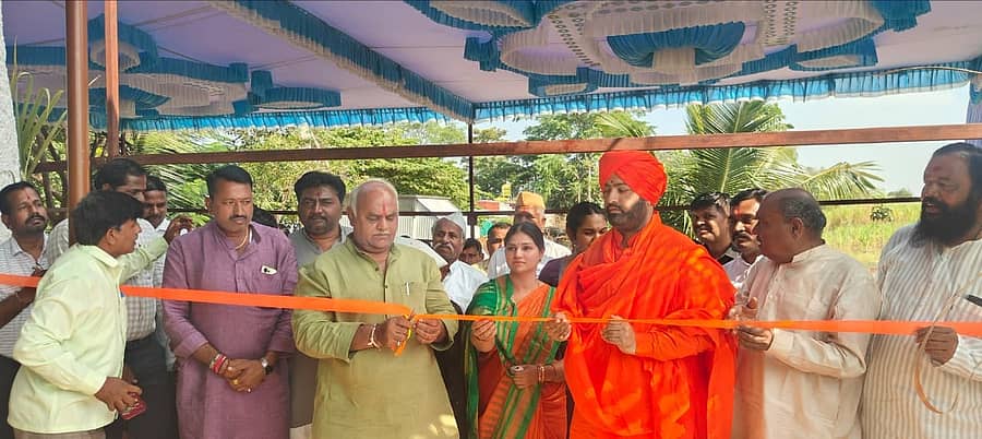 ಮನಗೂಳಿ ಗ್ರಾಮದ ರೆಡ್ಡಿ ಫಾರ್ಮ್ನಲ್ಲಿ ಸಾವಯವ ಬೆಲ್ಲ ಉತ್ಪಾದನೆಯ ಆಲೆಮನೆ ಗಾಣಕ್ಕೆ ಸಚಿವ ಶಿವಾನಂದ ಪಾಟೀಲ ಚಾಲನೆ ನೀಡಿದರು