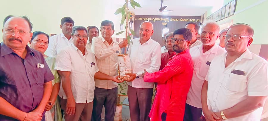 ಮಾಗಡಿ ಪಟ್ಟಣದ ಟಿಎಪಿಸಿಎಂಎಸ್ ವತಿಯಿಂದ ಸಾಲು ಮರದ ತಿಮ್ಮಕ್ಕ ಅವರ ಶ್ರದ್ಧಾಂಜಲಿ ಸಭೆ ಹಾಗೂ 113 ಸಸಿಗಳ ವಿತರಣೆಗೆ ಬಮೂಲ್ ನಿರ್ದೇಶಕ ಎಚ್.ಎನ್. ಅಶೋಕ್ ಚಾಲನೆ ನೀಡಿದರು