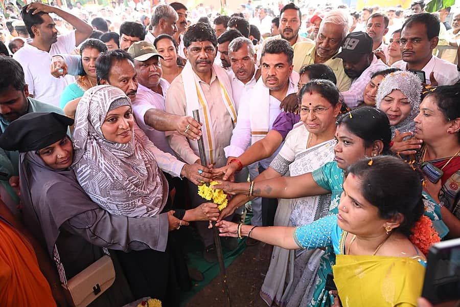 ಕುಣಿಗಲ್ ಪುರಸಭೆ ಬಸ್ ನಿಲ್ದಾಣ ನಿರ್ಮಾಣಕ್ಕೆ ಬಮುಲ್ ಅಧ್ಯಕ್ಷ ಡಿ.ಕೆ.ಸುರೇಶ್ ಭೂಮಿಪೂಜೆ ನೆರವೇರಿಸಿದರು