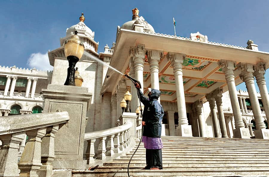 ಸುವರ್ಣ ವಿಧಾನಸೌಧದ ಸ್ವಚ್ಛತಾ ಕಾರ್ಯನಡೆದಿದೆ ಪ್ರಜಾವಾಣಿ ಚಿತ್ರ