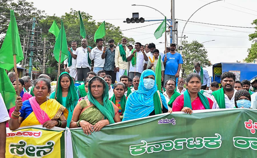 ಮೆಕ್ಕೆಜೋಳ ಖರೀದಿ ಕೇಂದ್ರ ತೆರೆಯುವಂತೆ ಆಗ್ರಹಿಸಿ ಕರ್ನಾಟಕ ರಾಜ್ಯ ರೈತ ಸಂಘದ ಕಾರ್ಯಕರ್ತರು ದಾವಣಗೆರೆಯ ಉಪವಿಭಾಗಾಧಿಕಾರಿ ಕಚೇರಿ ಮುಂಭಾಗದಲ್ಲಿ ಬುಧವಾರ ರಸ್ತೆ ತಡೆದು ಪ್ರತಿಭಟನೆ ನಡೆಸಿದರು –ಪ್ರಜಾವಾಣಿ ಚಿತ್ರ
