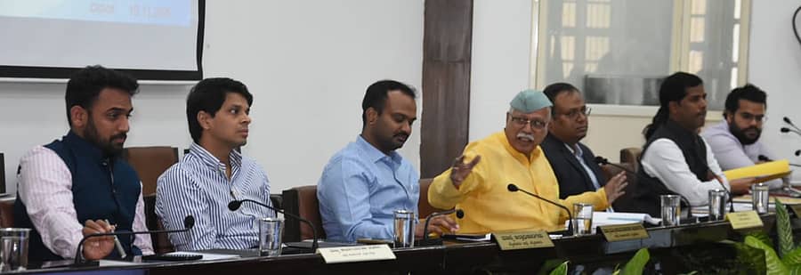 ಸಭೆಯಲ್ಲಿ ಕರ್ನಾಟಕ ವಿಕೇಂದ್ರೀಕೃತ ಯೋಜನೆ ಮತ್ತು ಅಭಿವೃದ್ಧಿ ಸಮಿತಿ ಉಪಾಧ್ಯಕ್ಷ ಡಿ.ಆರ್. ಪಾಟೀಲ ಮಾತನಾಡಿದರು