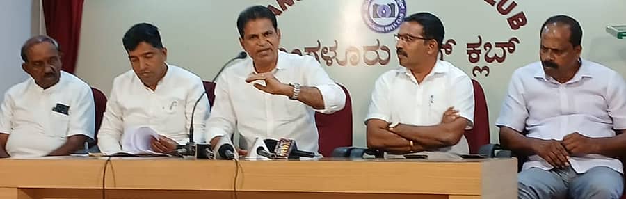 ಸುದ್ದಿಗೋಷ್ಠಿಯಲ್ಲಿ ಸತೀಶ ಆಚಾರ್ಯ ಮಾತನಾಡಿದರು. ರಾಮ ಮೊಗರೋಡಿ, ರವಿಶಂಕರ ಸೇರಿಗಾರ, ರವಿ ರೈ ಫಜೀರು ಹಾಗೂ ಮೋಹನ ಶೆಟ್ಟಿ ಭಾಗವಹಿಸಿದ್ದರು