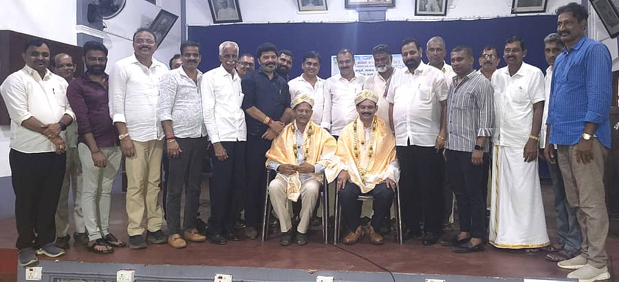 ಮೂಡುಬಿದಿರೆಯ ಸಮಾಜ ಮಂದಿರದಲ್ಲಿ ಬುಧವಾರ ನಡೆದ ರಾಜ್ಯ ಕಂಬಳ ಅಸೋಸಿಯೇಶನ್ ಸಭೆಯಲ್ಲಿ ಸಹಕಾರ ರತ್ನ ಪ್ರಶಸ್ತಿ ಪಡೆದ ಶಾಂತರಾಮ ಶೆಟ್ಟಿ ಮತ್ತು ಭಾಸ್ಕರ್ ಕೋಟ್ಯಾನ್ ಅವರನ್ನು ಸನ್ಮಾನಿಸಲಾಯಿತು