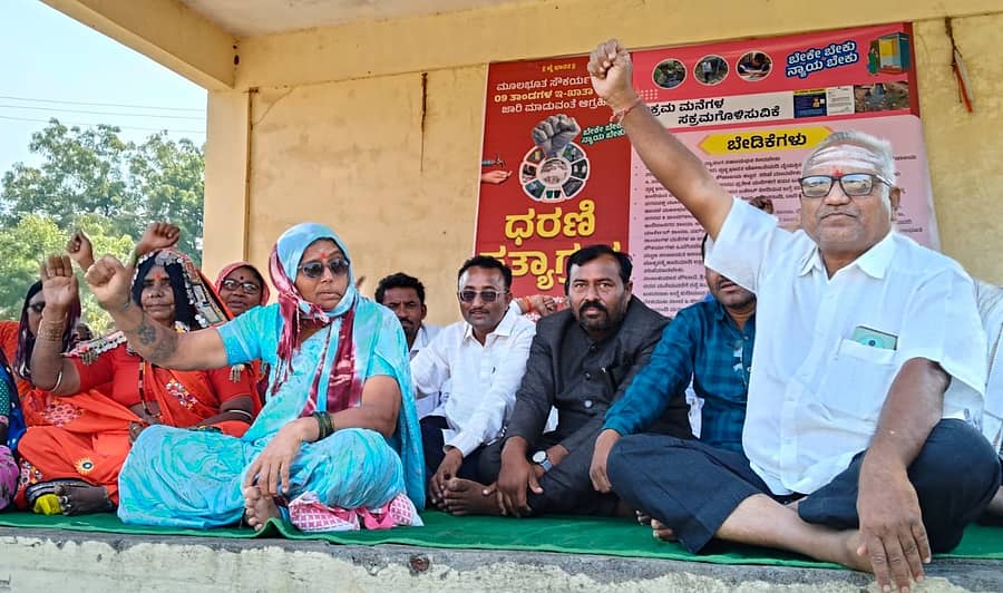 ಔರಾದ್ ತಹಶೀಲ್ದಾರ್ ಕಚೇರಿ ಆವರಣದಲ್ಲಿ ತಾಂಡಾ ನಿವಾಸಿಗಳು ಪ್ರತಿಭಟನೆ ನಡೆಸಿದರು