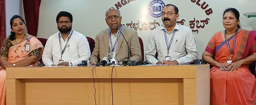 ಸುದ್ದಿಗೋಷ್ಠಿಯಲ್ಲಿ ಪ್ರೊ.ಎಸ್.ಎಸ್.ಇಂಜಗನೇರಿ ಮಾತನಾಡಿದರು. ಜಾಯ್ಲಿನ್, ಮುಸ್ತಾಫಾ ಬಸ್ತಿಕೋಡಿ, ಸುಧೀರ್ ಶೆಟ್ಟಿ ಹಾಗೂ ಪುಷ್ಪಲತಾ ಭಾಗವಹಿಸಿದ್ದರು