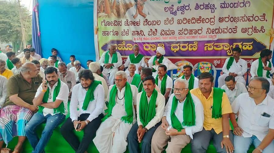 <div class="paragraphs"><p><strong>ಲಕ್ಷ್ಮೇಶ್ವರದಲ್ಲಿ ನಡೆಯುತ್ತಿರುವ ರೈತರ ಹೋರಾಟ ಉದ್ಧೇಶಿಸಿ ಆದರಹಳ್ಳಿ ಕುಮಾರ ಮಹಾರಾಜರು ಮಾತನಾಡಿದರು</strong></p></div>