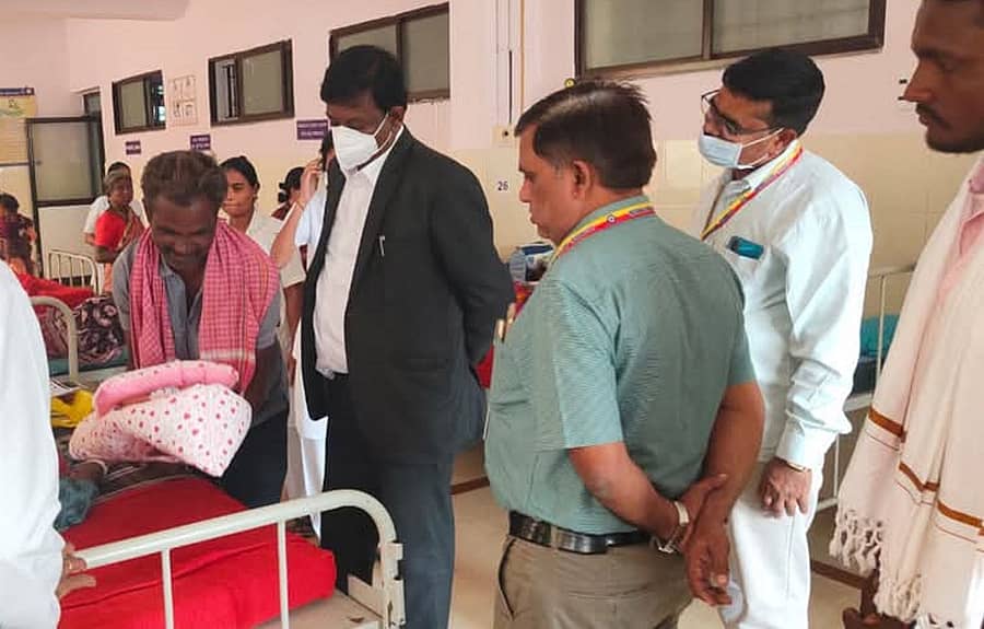 ಹಾವೇರಿ ಜಿಲ್ಲಾಸ್ಪತ್ರೆ ಅಧೀನದಲ್ಲಿರುವ ಮಹಿಳಾ ಮತ್ತು ಮಕ್ಕಳ ಆಸ್ಪತ್ರೆಗೆ ಗುರುವಾರ ಭೇಟಿ ನೀಡಿದ ಜಿಲ್ಲಾಧಿಕಾರಿ ವಿಜಯ ಮಹಾಂತೇಶ ಅವರು ಶಿಶುವೊಂದರ ಆರೋಗ್ಯ ವಿಚಾರಿಸಿದರು