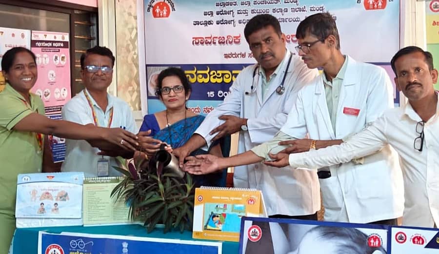 <div class="paragraphs"><p>ಶ್ರೀರಂಗಪಟ್ಟಣದ ಸಾರ್ವಜನಿಕ ಆಸ್ಪತ್ರೆಯಲ್ಲಿ ತಾಲ್ಲೂಕು ಆರೋಗ್ಯಾಧಿಕಾರಿಯವರ ಕಚೇರಿ ಮತ್ತು ಸಾರ್ವಜನಿಕ ಆಸ್ಪತ್ರೆಯ ಸಹಯೋಗದಲ್ಲಿ ಗುರುವಾರ ಏರ್ಪಡಿಸಿದ್ದ ‘ರಾಷ್ಟ್ರೀಯ ನವಜಾತ ಶಿಶು ಸಪ್ತಾಹ’ವನ್ನು ಮಕ್ಕಳ ತಜ್ಞ ಡಾ.ಶ್ರೀಧರ ಉದ್ಘಾಟಿಸಿದರು </p></div>