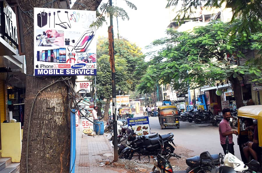 ಹುಬ್ಬಳ್ಳಿಯ ಜೆ.ಸಿ. ನಗರದ ರಸ್ತೆ ಪಕ್ಕದಲ್ಲಿರುವ ಕೇಬಲ್ ಸುತ್ತಲಾಗಿದ್ದು, ಜಾಹೀರಾತು ಫಲಕವನ್ನೂ ಅಳವಡಿಸಲಾಗಿದೆ – ಪ್ರಜಾವಾಣಿ ಚಿತ್ರ: ಗುರು ಹಬೀಬ