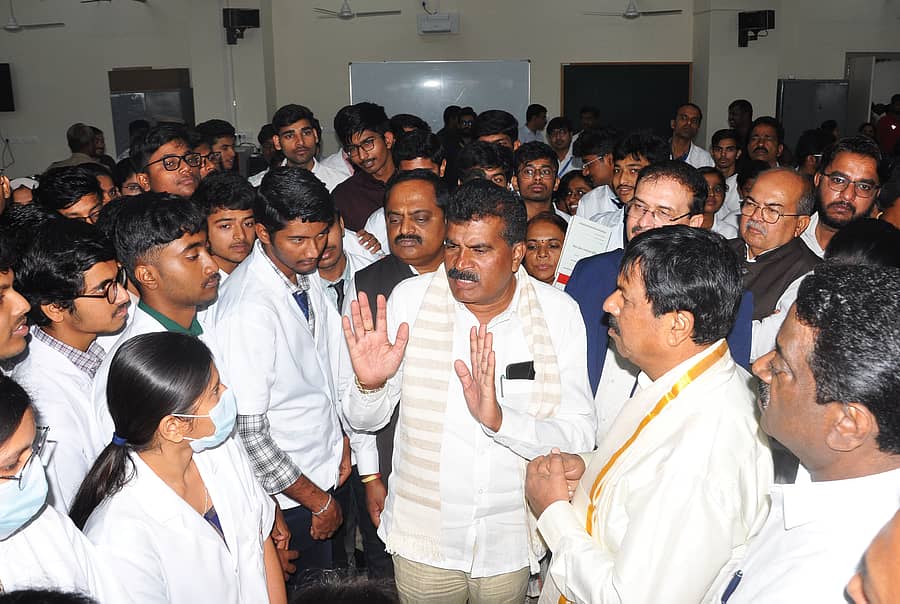 ವೈದ್ಯಕೀಯ ಕಾಲೇಜಿಗೆ ಭೇಟಿ ನೀಡಿದ್ದ ವಿಧಾನ ಪರಿಷತ್ ಅರ್ಜಿಗಳ ಸಮಿತಿ ಅಧ್ಯಕ್ಷ ರುದ್ರಪ್ಪ ಮಾನಪ್ಪ ಲಮಾಣಿ ಮತ್ತು ಶಾಸಕ ಎಚ್.ಡಿ.ತಮ್ಮಯ್ಯ ವಿದ್ಯಾರ್ಥಿಗಳೊಂದಿಗೆ ಮಾತನಾಡಿದರು