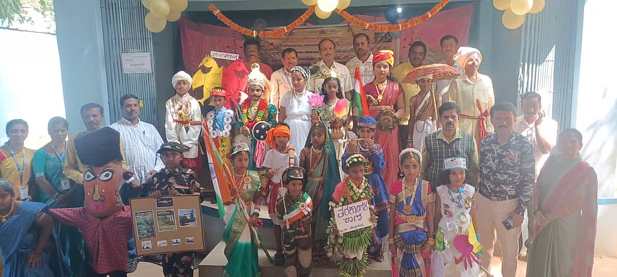 ಹೊಸಕೋಟೆ ತಾಲ್ಲೂಕಿನ ನಂದಗುಡಿಯಲ್ಲಿರುವ ಕೆಪಿಎಸ್ ಪ್ರಿಎಂಶ್ರೀ ಶಾಲೆಯಲ್ಲಿ ನಡೆದ ಪ್ರತಿಭಾ ಕಾರಂಜಿಯಲ್ಲಿ ಛದ್ಮವೇಷದಲ್ಲಿ ಮಕ್ಕಳು