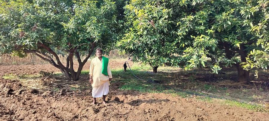 ಬೆಳೆಗಳೊಂದಿ ಕೃಷಿಕ ಆಸಂಗೆಪ್ಪ ನಕ್ಕರಗುಂದಿ