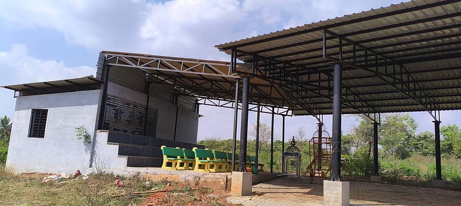 ಧಾರವಾಡದ ಕೆಲಗೇರಿಯ ರಾಷ್ಟ್ರೀಯ ಹೆದ್ದಾರಿ ಪಕ್ಕದಲ್ಲಿ ಸ್ಮಶಾನದಲ್ಲಿ ಶೆಡ್ ನಿರ್ಮಿಸಿರುವುದು