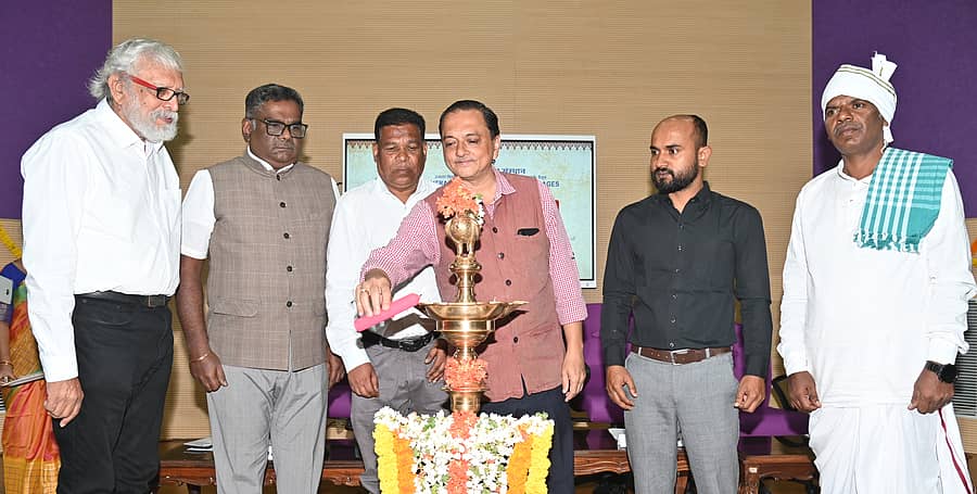 <div class="paragraphs"><p>ಮೈಸೂರಿನ ಭಾರತೀಯ ಭಾಷಾ ಸಂಸ್ಥಾನದಲ್ಲಿ ಗುರುವಾರ ಆಯೋಜಿಸಿದ್ದ ಬಿರ್ಸಾ ಮುಂಡಾ ಜಯಂತಿ ಪ್ರಯುಕ್ತ ಗುರುವಾರ ಆಯೋಜಿಸಿದ್ದ ‘ಭಾಷೆ, ಸಂಸ್ಕೃತಿ ಮತ್ತು ಜ್ಞಾನ ಪದ್ಧತಿಗಳು’ ಕುರಿತ ವಿಚಾರ ಸಂಕಿರಣವನ್ನು ನಿರ್ದೇಶಕ ಪ್ರೊ.ಶೈಲೇಂದ್ರ ಮೋಹನ್ ಉದ್ಘಾಟಿಸಿದರು. </p></div>