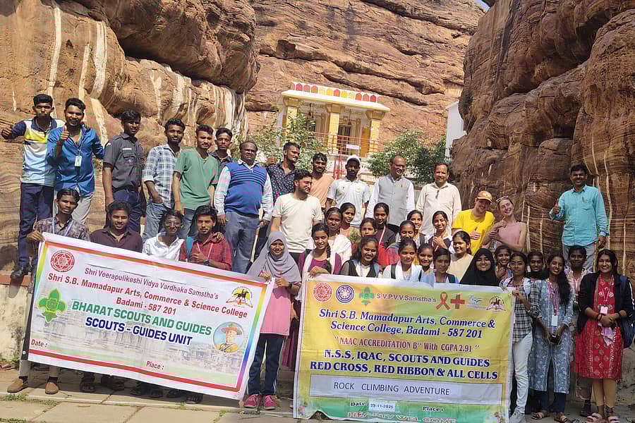 ಬಾದಾಮಿಯ ಎಸ್.ಬಿ.ಮಮದಾಪೂರ ಪದವಿ ಕಾಲೇಜಿನ ವಿದ್ಯಾರ್ಥಿಗಳು ಬೆಟ್ಟ ಹತ್ತುವ ಸಾಹಸವನ್ನು ಕೈಗೊಂಡು ಸಂಭ್ರಮಿಸಿದ ಕ್ಷಣ. ಕಾಲೇಜಿನ ಸಿಬ್ಬಂದಿ ಇದ್ದಾರೆ