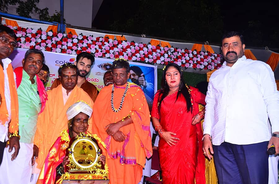 ಹುಣಸಗಿ ತಾಲ್ಲೂಕಿನ ಕನ್ನೇಳ್ಳಿ ಗ್ರಾಮದಲ್ಲಿ ಹಮ್ಮಿಕೊಂಡಿದ್ದ ಗ್ರಾಮೀಣ ಹಬ್ಬ ಕಾರ್ಯಕ್ರಮದಲ್ಲಿ ಮಲ್ಲಮ್ಮ ಬಾವಿ ಅವರನ್ನು ಸನ್ಮಾನಿಸಲಾಯಿತು