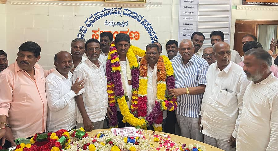 ದೊಡ್ಡಬಳ್ಳಾಪುರ ತಾಲ್ಲೂಕು ವ್ಯವಸಾಯೋತ್ಪನ್ನ ಮಾರಾಟ ಸಹಕಾರ ಸಂಘದ ಅಧ್ಯಕ್ಷ ಸ್ಥಾನಕ್ಕೆ ಗುರುವಾರ ನಡೆದ ಚುನಾವಣೆಯಲ್ಲಿ ಅಧ್ಯಕ್ಷರಾಗಿ ಕಾಂಗ್ರೆಸ್ ಬೆಂಬಲಿತ ಅಭ್ಯರ್ಥಿ ಡಿ.ಸಿದ್ದರಾಮಯ್ಯ, ಉಪಾಧ್ಯಕ್ಷರಾಗಿ ಎನ್.ಜಗನ್ನಾಥ್ ಅವಿರೋಧವಾಗಿ ಆಯ್ಕೆಯಾದರು