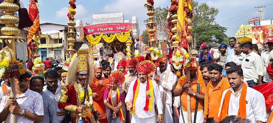 ತಿಪಟೂರಿನಲ್ಲಿ ನಡೆದ ಜಂಬೂ ಸವಾರಿಯಲ್ಲಿ ಪಾಲ್ಗೊಂಡ ಕಲಾ ತಂಡಗಳು