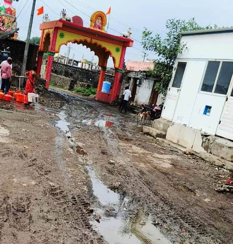 ಕಮಲನಗರ ತಾಲ್ಲೂಕಿನ ಚ್ಯಾಂಡೇಶ್ವರ ಗ್ರಾಮದ ಚಾಂದಬೀಲ್ಲೇಶ್ವರ ಮಂದಿರದಿಂದ ಲಕ್ಷ್ಮೀ ಮಂದಿರದವರೆಗಿನ ರಸ್ತೆಯ ಮೇಲೆ ಚರಂಡಿ ಕೊಳಚೆ ನೀರು ಹರಿದು ಕೆಸರುಮಯವಾಗಿರುವುದು