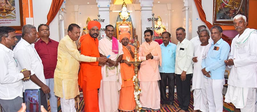 ನರಗುಂದದ ಪುಣ್ಯಾರಣ್ಯ ಪತ್ರಿವನ ಮಠದಲ್ಲಿ ಛಟ್ಟಿ ಅಮವಾಸ್ಯೆ ಅಂಗವಾಗಿ ನಡೆದ ನಿಜಗುಣ ಶಿವಯೋಗಿಗಳ ಜಯಂತ್ಯುತ್ಸವ ಹಾಗೂ ಕಾರ್ತೀಕೋತ್ಸವವನ್ನು ಗುರುಸಿದ್ದವೀರ ಶಿವಯೋಗಿ ಶಿವಾಚಾರ್ಯರು ಉದ್ಘಾಟಿಸಿದರು 