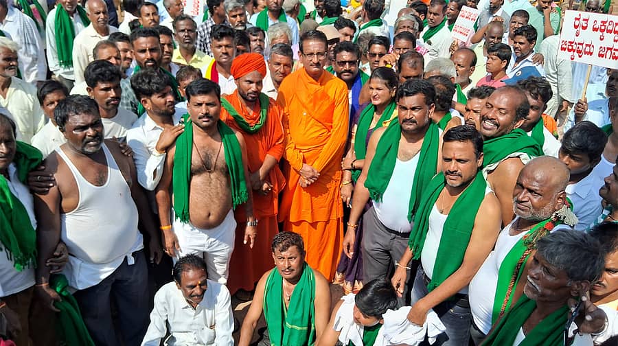 ಲಕ್ಷ್ಮೇಶ್ವರದಲ್ಲಿ ರೈತ ಸಂಘಟನೆಗಳು ಕರೆದಿದ್ದ ಲಕ್ಷ್ಮೇಶ್ವರ ಬಂದ್ ವೇಳೆ ರೈತರು ಅರೆಬೆತ್ತಲೆಯಾಗಿ ಮೆರವಣಿಗೆಯಲ್ಲಿ ಪಾಲ್ಗೊಂಡಿದ್ದರು