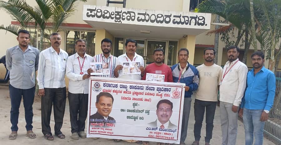 ಮಾಗಡಿಯಲ್ಲಿ ತಾಲ್ಲೂಕು ಮಾನವ ಹಕ್ಕು ಮತ್ತು ಭ್ರಷ್ಟಾಚಾರ ಸಂಸ್ಥೆ ವತಿಯಿಂದ ನಡೆದ ಪತ್ರಿಕಾಗೋಷ್ಠಿಯಲ್ಲಿ ತಾಲ್ಲೂಕು ಅಧ್ಯಕ್ಷ ಮಂಜುನಾಥ್ ಮಾತನಾಡಿದರು