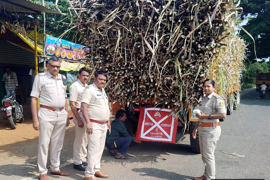 ಬನಹಟ್ಟಿಯ ಪಿ.ಎಸ್.ಐ ಶಾಂತಾ ಹಳ್ಳಿ ಮತ್ತು ಸಿಬ್ಬಂದಿ ಕಬ್ಬು ಸಾಗಿಸುವ ಟ್ರ್ಯಾಕ್ಟರ್ ಗಳಿಗೆ ಪ್ರತಿಫಲಕಗಳನ್ನು ಅಳವಡಿಸುವಂತೆ ಚಾಲಕರಲ್ಲಿ ಜಾಗೃತಿ ಮೂಡಿಸಿದರು