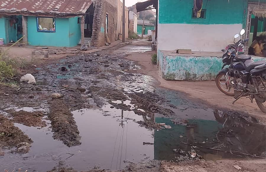 ಯಲಬುರ್ಗಾ ತಾಲ್ಲೂಕು ಹುಲೆಗುಡ್ಡ ಗ್ರಾಮದ ರಸ್ತೆಯಲ್ಲಿ ಕೊಳಚೆ ನೀರು ಸಂಗ್ರಹಗೊಂಡಿರುವುದು