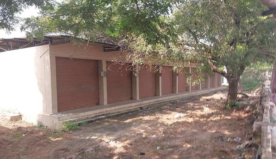 ಕನಕಗಿರಿಯ ಎಪಿಎಂಸಿ ಆವರಣದಲ್ಲಿ ನಿರ್ಮಿಸಿರುವ ಚಿಕ್ಕ ಮಳಿಗೆಗಳು ಉದ್ಘಾಟನೆಗೊಳ್ಳದೆ ಪಾಳು ಬಿದ್ದಿರುವುದು