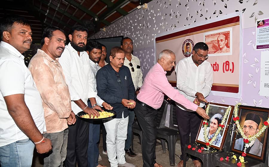 ನಗರದಲ್ಲಿ ಬುಧವಾರ ನಡೆದ ಕಾರ್ಯಕ್ರಮದಲ್ಲಿ ಇಂದಿರಾಗಾಂಧಿ ಹಾಗೂ ಸಾವರ್ಕರ್ ಭಾವಚಿತ್ರಕ್ಕೆ ಡಾ. ಚಂದ್ರಶೇಖರ ಪುಷ್ಪನಮನ ಸಲ್ಲಿಸಿದರು. ಪ್ರವೀಣ್ ಕುಮಾರ್ ಮಾವಿನಕಾಡು, ರಾಕೇಶ್ ಭಟ್, ಶಿವು ಚಿಕ್ಕಕಾನ್ಯ, ವಿಕ್ರಂ ಅಯ್ಯಂಗಾರ್, ಸಂದೇಶ್ ಪವಾರ್ ಪಾಲ್ಗೊಂಡರು –ಪ್ರಜಾವಾಣಿ ಚಿತ್ರ
