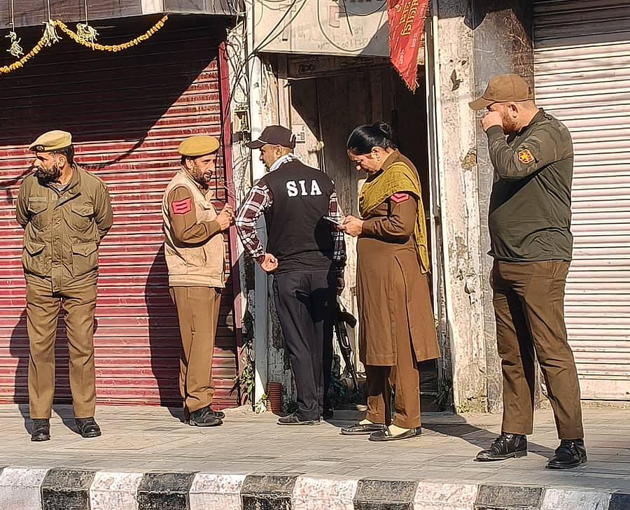 ಜಮ್ಮುನಲ್ಲಿರುವ ‘ಕಾಶ್ಮೀರ್‌ ಟೈಮ್ಸ್‌’ ಪತ್ರಿಕೆಯ ಕಚೇರಿ ಮೇಲೆ ರಾಜ್ಯ ತನಿಖಾ ದಳದ ಅಧಿಕಾರಿಗಳು ಗುರುವಾರ ದಾಳಿ ನಡೆಸಿದರು– ಪಿಟಿಐ ಚಿತ್ರ