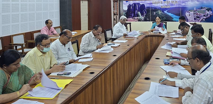 ಕಾರವಾರದ ಜಿಲ್ಲಾಧಿಕಾರಿ ಕಚೇರಿ ಸಭಾಂಗಣದಲ್ಲಿ ಬೀದಿನಾಯಿಗಳ ಹಾವಳಿ ತಡೆಗಟ್ಟುವ ನಿಟ್ಟಿನಲ್ಲಿ ಸುಪ್ರಿಂ ಕೋರ್ಟ್ ನೀಡಿರುವ ಆದೇಶಗಳ ಅನುಷ್ಠಾನದ ಕುರಿತು ಅಧಿಕಾರಿಗಳೊಂದಿಗೆ ಜಿಲ್ಲಾಧಿಕಾರಿ ಕೆ.ಲಕ್ಷ್ಮಿಪ್ರಿಯಾ ಸಭೆ ನಡೆಸಿದರು