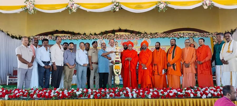 ಆನಂದಪುರ ಸಮೀಪದ ಮುರುಘಾಮಠದಲ್ಲಿ ನಡೆದ ಐತಿಹಾಸಿಕ ಕಾರ್ತೀಕ ದೀಪೋತ್ಸವ ಕಾರ್ಯಕ್ರಮವನ್ನು ಇರುವಕ್ಕಿಯ ಕೆಳದಿ ಶಿವಪ್ಪನಾಯಕ ಕೃಷಿ ಮತ್ತು ತೋಟಗಾರಿಕೆ ವಿವಿ ಕುಲಸಚಿವ ಡಾ.ಕೆ.ಸಿ.ಶಶಿಧರ, ಉದ್ಘಾಟಿಸುತ್ತಿರುವುದು.