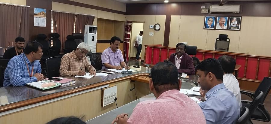 ಹಾವೇರಿ ಜಿಲ್ಲಾಧಿಕಾರಿ ಕಚೇರಿಯಲ್ಲಿ ಜಿಲ್ಲಾಧಿಕಾರಿ ವಿಜಯ ಮಹಾಂತೇಶ ದಾನಮ್ಮನವರ ಅವರ ಅಧ್ಯಕ್ಷತೆಯಲ್ಲಿ ‘ಜಿಲ್ಲಾಮಟ್ಟದ ಪರಿಶೀಲನಾ ಸಮಿತಿ’ ಸಭೆ ಬುಧವಾರ ನಡೆಯಿತು